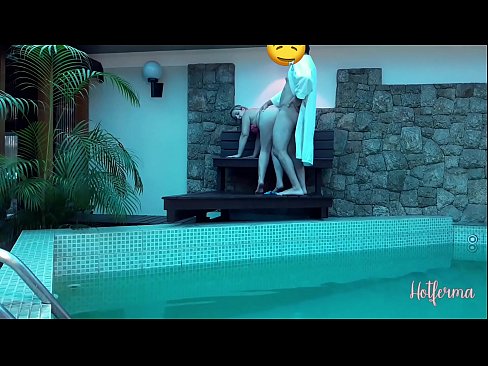 ❤️ Boss uzaicina kalponi uz baseinu, bet nevarēja pretoties karstu ☑ Anāls video pie mums ❌️